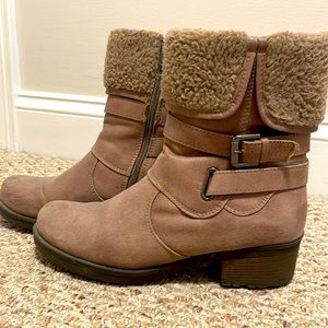 White mountain boots, light brown, size 9